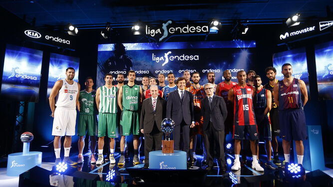 Los jugadores que representaban a los equipos de la ACB posan con Portela, Lete y Fernández Torres.