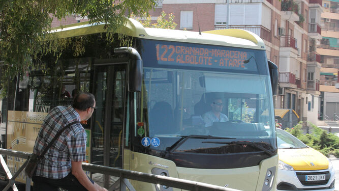 Un autobús metropolitano por las calles de la capital.