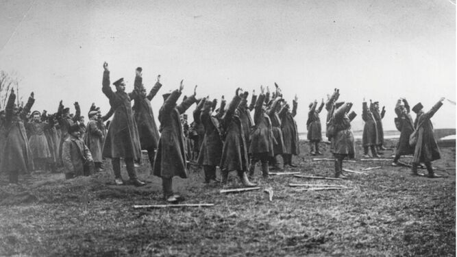 Soldados rusos se rinden en el frente de Galitzia en la Primera Guerra Mundial.