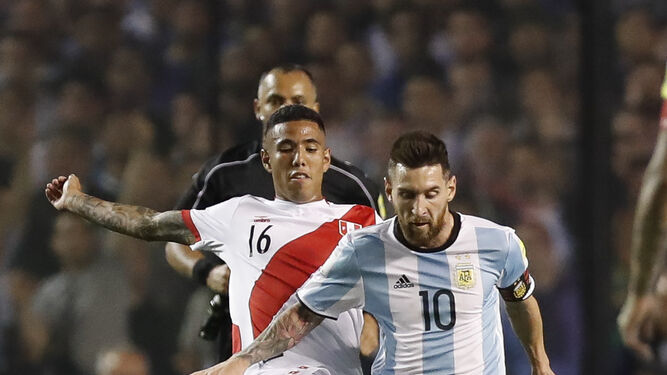 Messi trata de maniobrar ante el peruano Sergio Peña.
