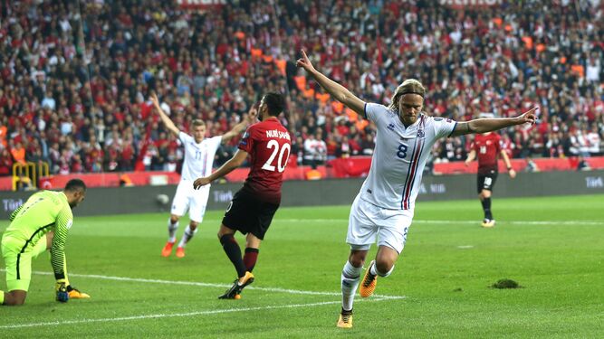 El islandés Bjarnason celebra su gol ante Turquía.