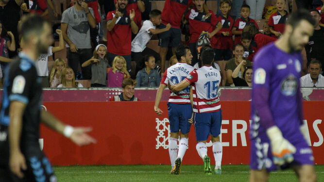 Pedro felicita a Espinosa, autor del 1-0.
