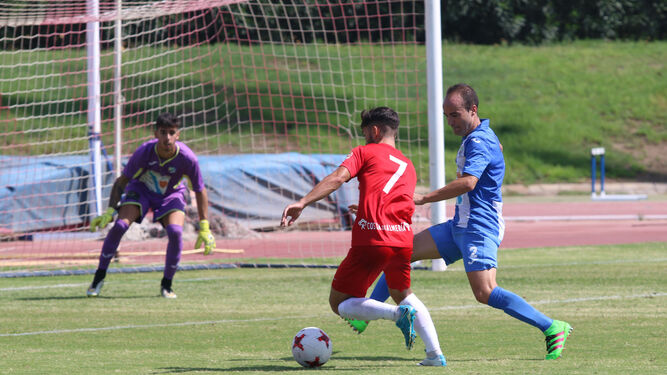 Una acción del partido jugado por el Motril en el campo del Almería B.