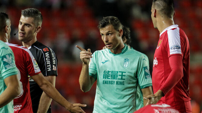 Alberto Martín señala a un oponente durante un lance del choque jugado anoche en Tarragona.