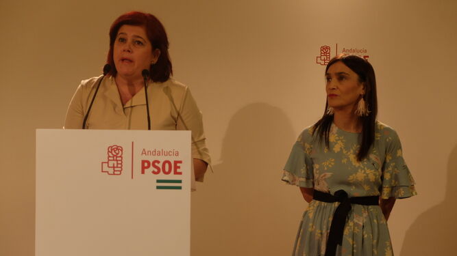 Elvira Ramón y Olga Manzano, en la sede del PSOE.