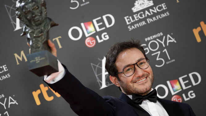 Carlos Santos posa tras recibir el Goya al mejor actor revelación por su papel en 'El hombre de las mil caras'.
