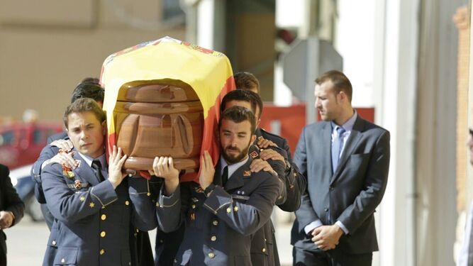 Los compañeros del  piloto fallecido capitán Borja Aybar portan a hombros su féretro.