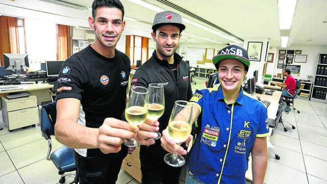 Jordi Torres (i), Xavi Forés y Ana Carrasco, brindando por un buen fin de semana en Jerez.