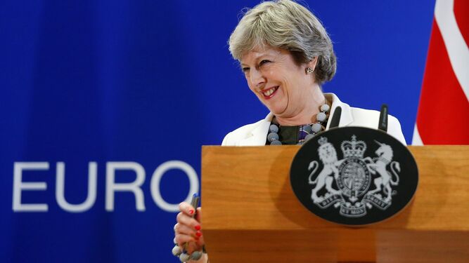 Theresa May sonríe en la rueda de prensa.
