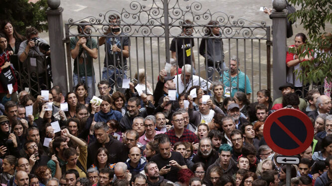 Antidisturbios forman un cordón ante un colegio de Barcelona el 1-O.