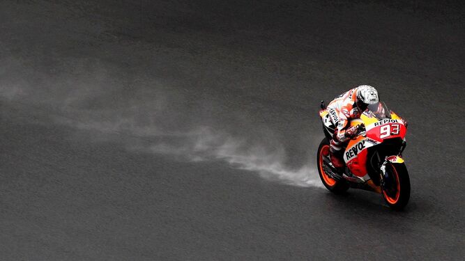 Marc Márquez rueda con agua en el circuito de Sepang.