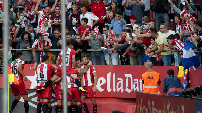 Los jugadores del Girona celebran su primer gol junto a sus aficionados en una de las esquinas de Montilivi.