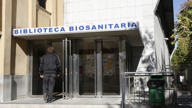 Acceso de la Biblioteca Biosanitaria, en la avenida de Madrid.