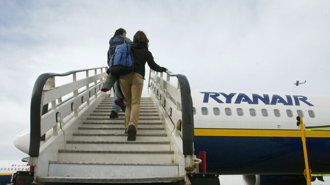 Viajeros suben a un avión de Ryanair