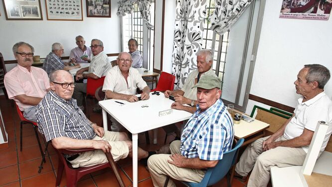 Un grupo de jubilados, en un centro de Algeciras hace pocas semanas.
