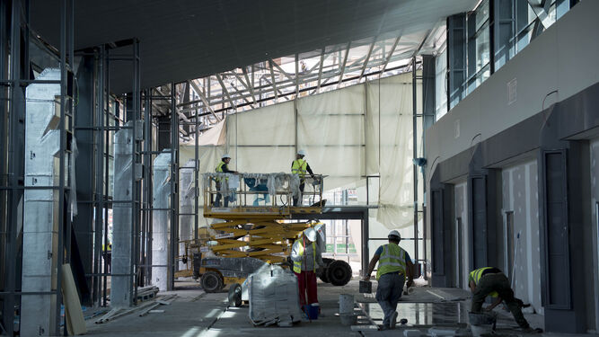 Operarios trabajan en el interior del nuevo edificio de la estación.