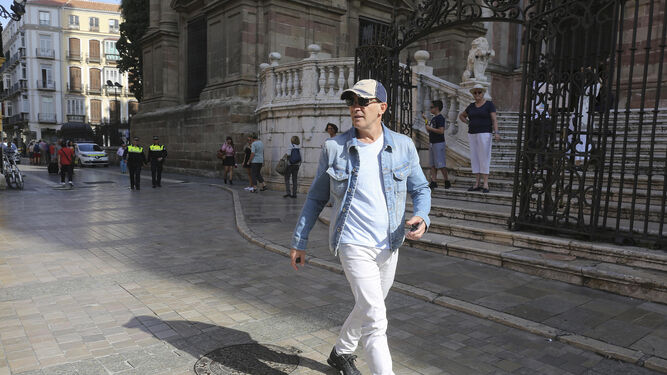El actor Antonio Banderas camina frente a la Catedral de Málaga.