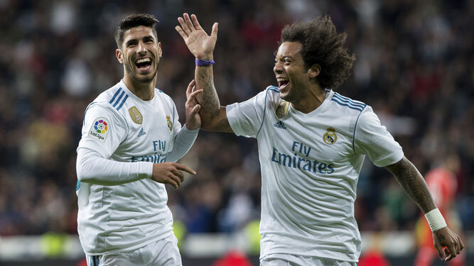 Asensio y Marcelo celebran el gol del primero.