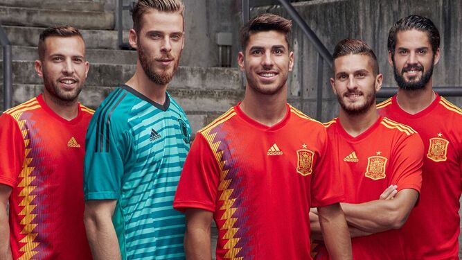Jordi Alba, De Gea, Asensio, Coke e Isco, con las nuevas camisetas.