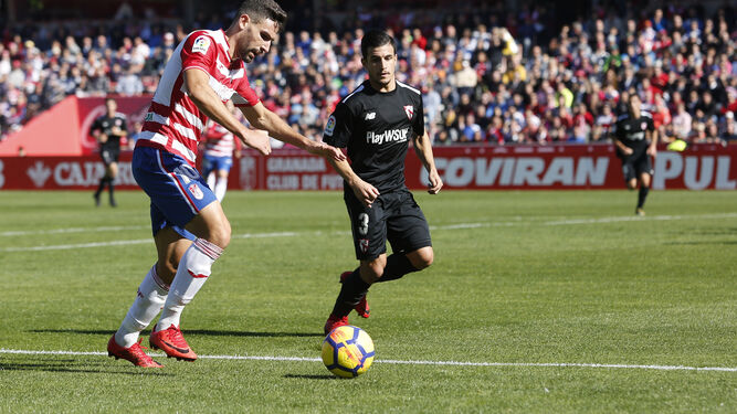 Antonio Puertas se prepara para golpear el balón durante el encuentro de ayer ante el Sevilla Atlético.