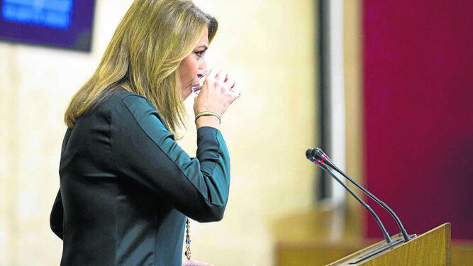 Susana Díaz en la tribuna durante una pausa del debate de ayer.