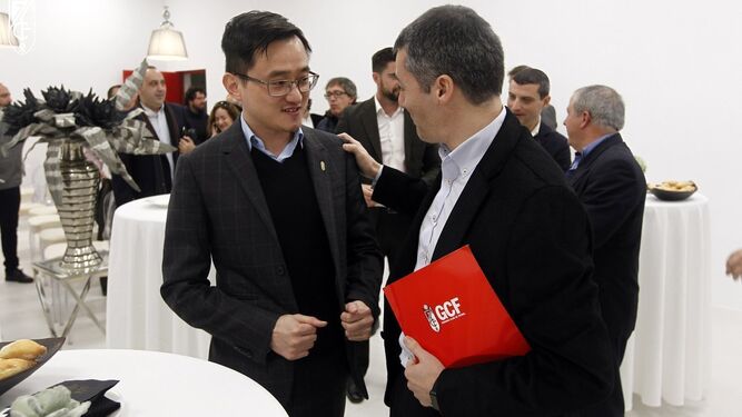 Jiang Lizhagn habla con el anterior director geneal del Granada, Sergi Vieta.