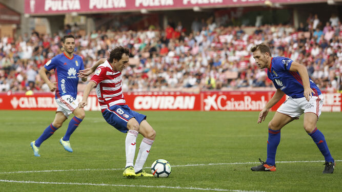 Raúl Baena se dispone a chutar en el encuentro en el que el Granada ganó al Oviedo en Los Cármenes.