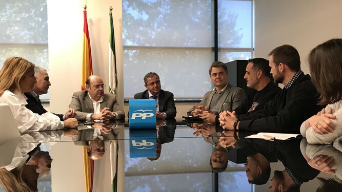 El presidente del PP en Granada, Sebastián Pérez, también acudió a la cita.