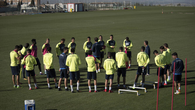 Corro de jugadores del Granada CF escuchando al entrenador antes de una sesión.