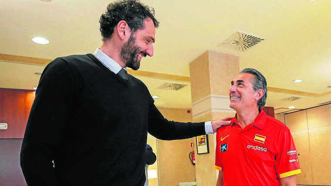 Jorge Garbajosa saluda a Sergio Scariolo a su llegada a Guadalajara.