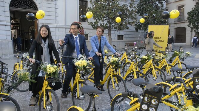 El alcalde, la concejal de Movilidad y la responsable de Ofo Iberia, ayer en la presentación de las nuevas bicicletas.