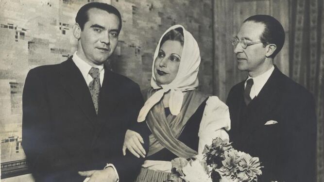 Lorca, Margarida Xirgu y Cipriano Rivas Cherif tras el estreno de 'Yerma' en Valencia en 1935. Centro de Estudios Lorquianos/Museo Casa Natal Federico García Lorca