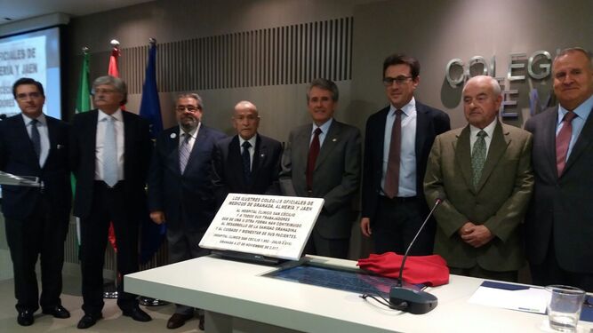 Los colegios de médicos de Granada, Jaén y Almería homenajearon al hospital junto a la Asociación de Amigos del Clínico.