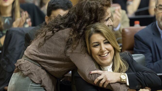 La consejera Montero abraza a Susana Díaz tras la aprobación.