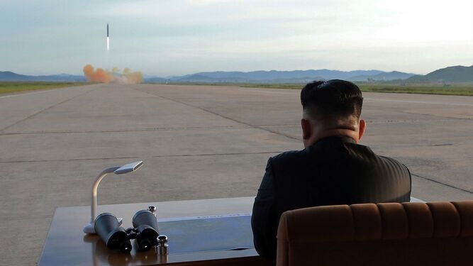 Imagen sin fecha cedida en septiembre que muestra al líder norcoreano, Kim Jong-un, mientras guía el lanzamiento de un misil balístico.