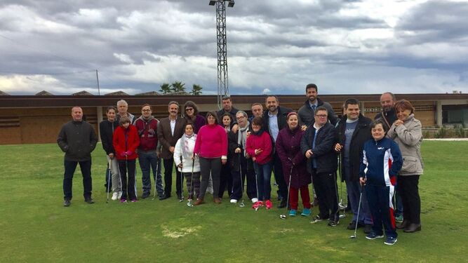 Participantes en el programa Golf para tod@s en la Escuela Pública de Golf en El Toyo, provincia de Almería, con el secretario general para el Deporte.