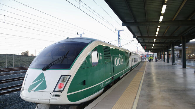 El tren laboratorio BT 1 que ayer inauguró el trazado entre Antequera y Granada.