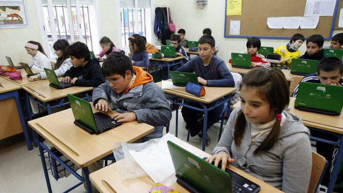 Los alumnos de un colegio público usan en clase los ordenadores que a principios de esta década repartió la Junta.
