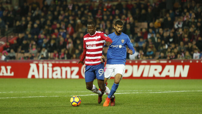 Adrián Ramos controla el balón ante un oponente en el partido del viernes contra el Almería.