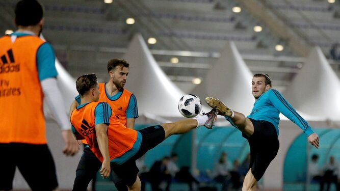 Bale pugna con varios compañeros en el entreno de ayer.