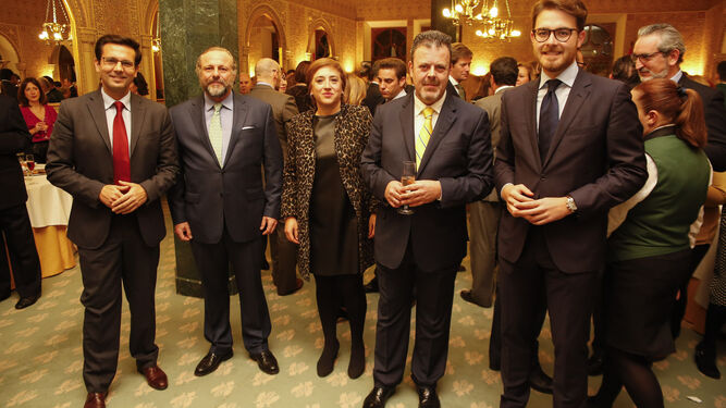 El alcalde, la delegada del Gobierno andaluz y el delegado de Turismo acompañaron ayer a los responsables del  hotel.