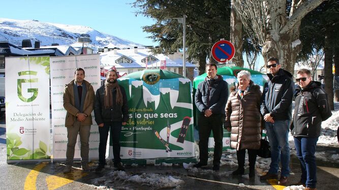 La diputada de Medio Ambiente, el alcalde de Monachil y el gerente de zona sur de Ecoembes durante la presentación de la campaña puesta en marcha en la estación de esquí granadina.