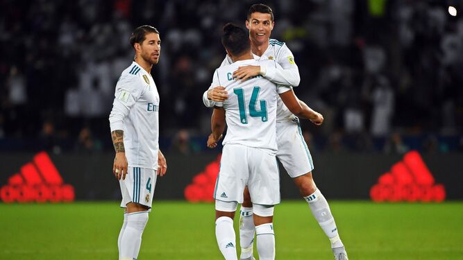 Cristiano Ronaldo y Casemiro celebran la victoria ante el Gremio.