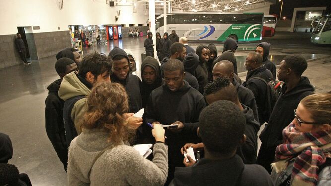 Algunos de los inmigrantes rechazados por el CIE, ayer, en la estación de autobuses de Algeciras.