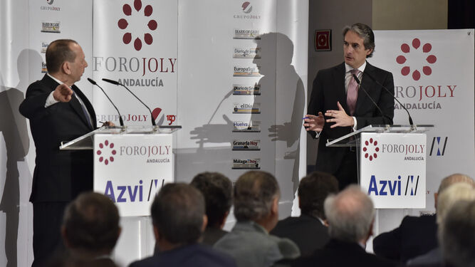 Íñigo de la Serna, ministro de Fomento, dialoga con el director de 'Diario de Sevilla', José Antonio Carrizosa, durante el coloquio que siguió a su conferencia.