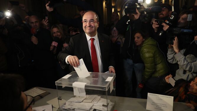 El l&iacute;der del PSC Miquel Iceta, en el momento de votar en su colegio electoral de Barcelona