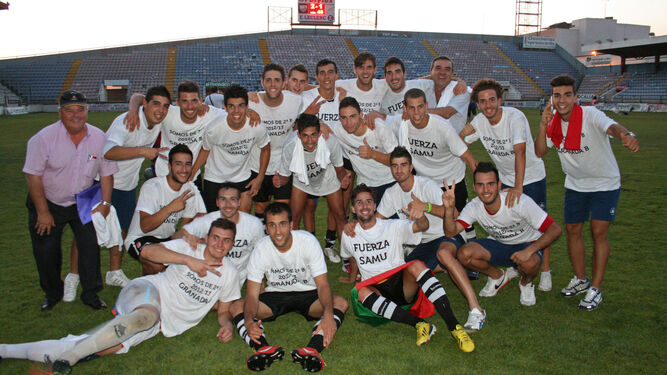 Celebración del Granada B que logró el ascenso a Segunda División B la temporada 2012-13 en Almendralejo.
