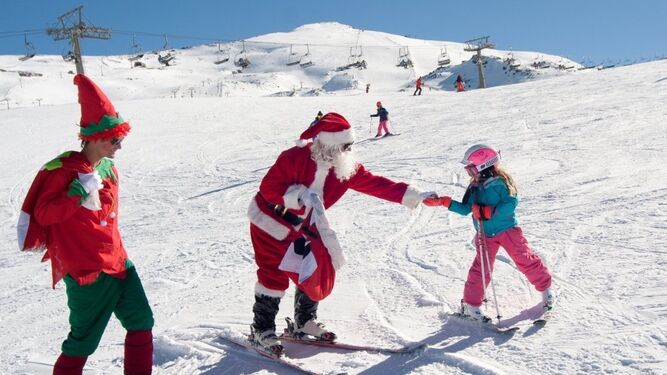 Papá Noel visitó ayer a los más pequeños en las pistas, repartiendo caramelos.