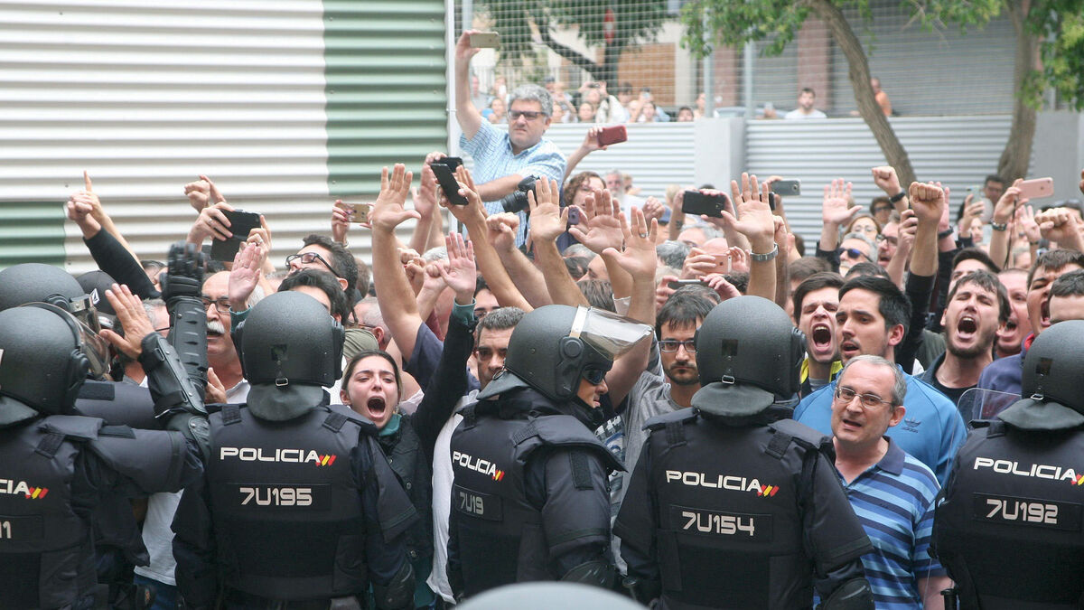 Agentes de la policía  nacional forman un cordón policial en el exterior del IES Tarragona el pasado 1 de octubre.