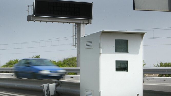 El radar  fijo  instalado en una autovía.